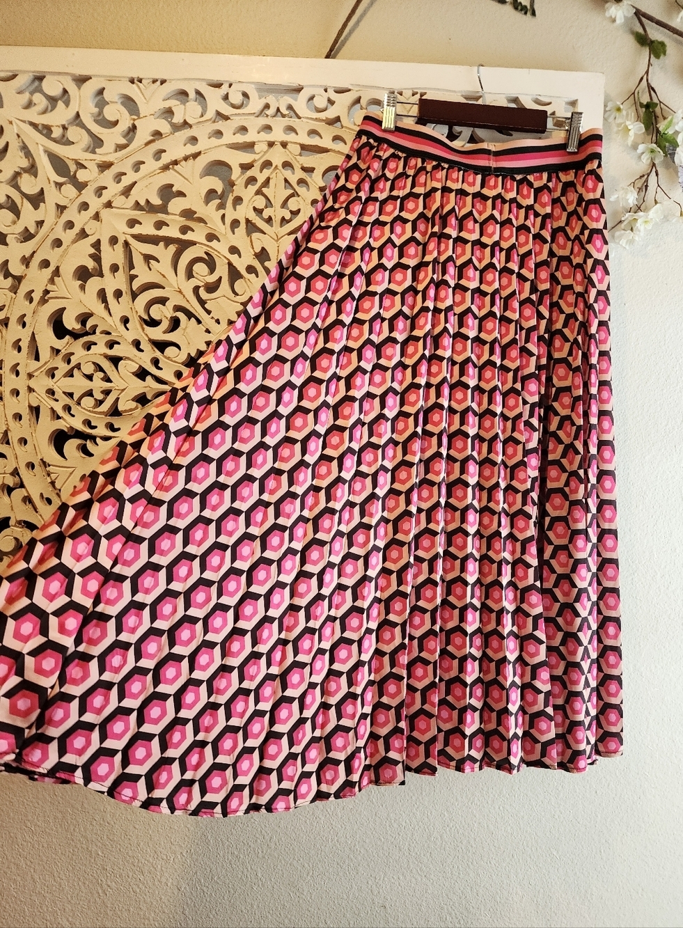 GALLERY GEOMETRIC DESIGN PLEATED MIDI SKIRT PINK WHITE SIZE SMALL IMPORTED BRAND - Picture 2 of 12